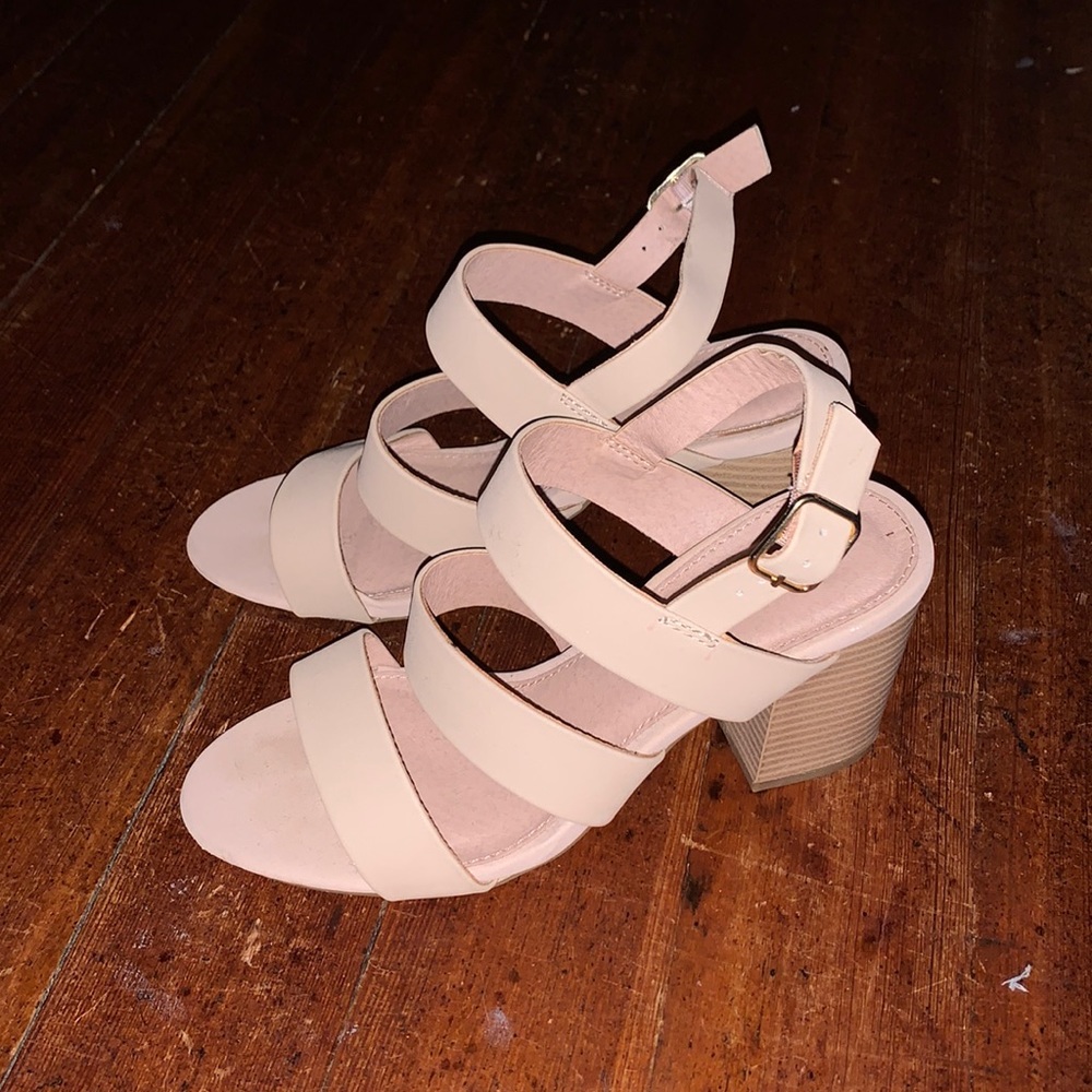 Nude heels with a wedge w/buckle